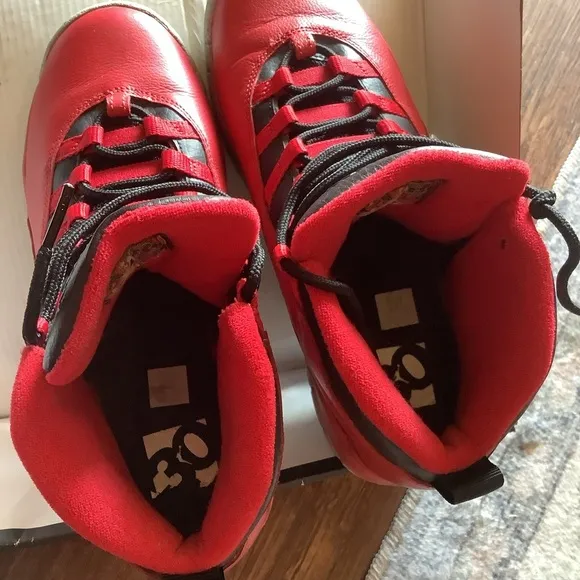 Air jordan Retro Red/BLACK USA size 7Y sneakers