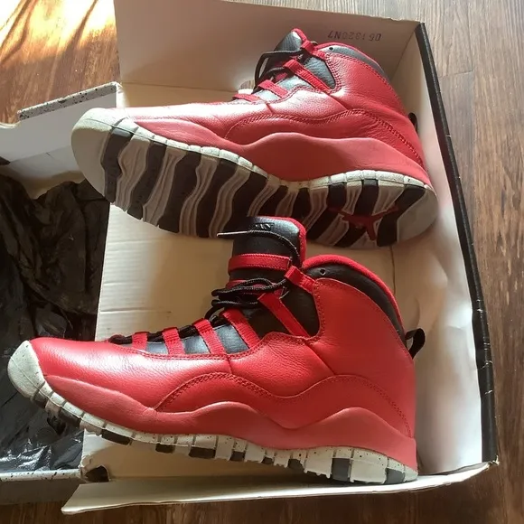 Air jordan Retro Red/BLACK USA size 7Y sneakers