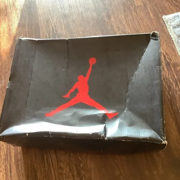 Air jordan Retro Red/BLACK USA size 7Y sneakers