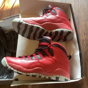 Air jordan Retro Red/BLACK USA size 7Y sneakers