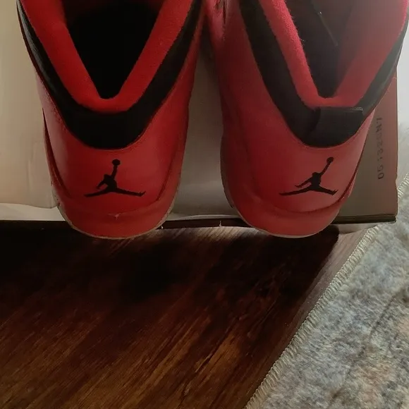 Air jordan Retro Red/BLACK USA size 7Y sneakers