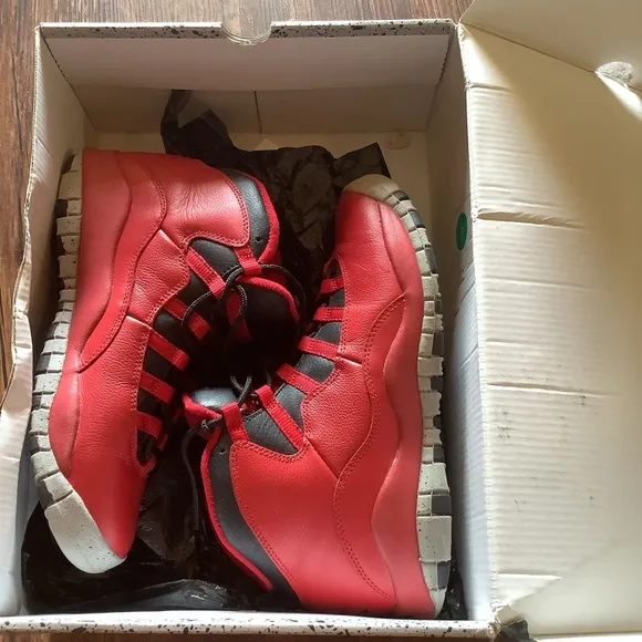 Air jordan Retro Red/BLACK USA size 7Y sneakers