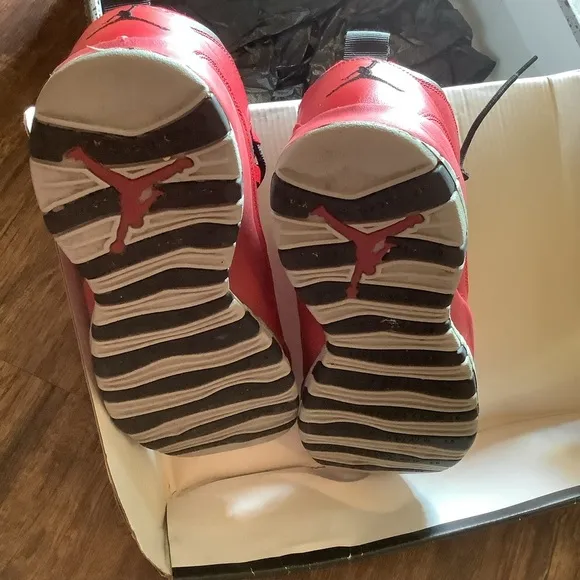 Air jordan Retro Red/BLACK USA size 7Y sneakers