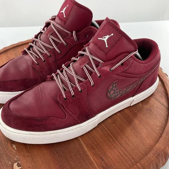 AIR JORDAN V.1 Retro Red  Maroon Sneakers 10.5