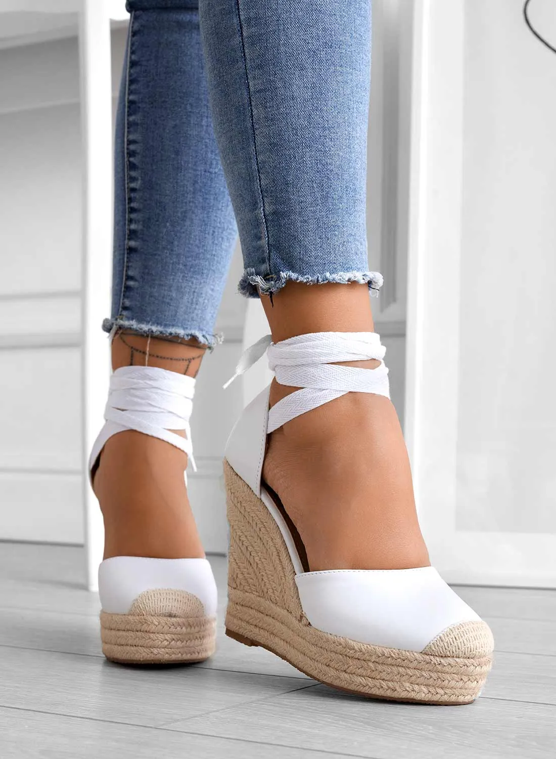 AMBRA - Espadrilles Alexoo bianche con zeppa in corda e laccio
