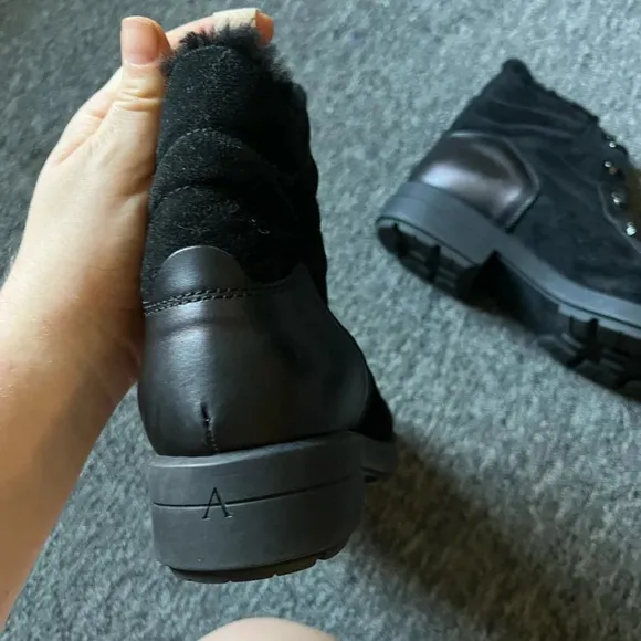 Aquatalia Shearling Lace up boots, size 8