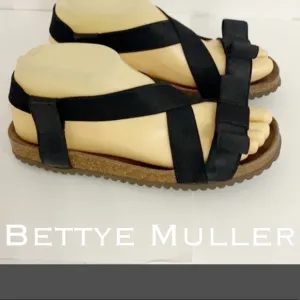 Authentic Bettye Muller black designer sandals Sz 6