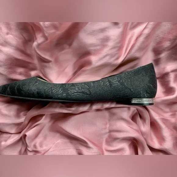 Badgley Mischka Black Brocade Pointy Toe Flats, size 8 md