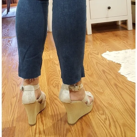 💕BANANA REPUBLIC💕 Shiny Canvas Wedge Sandals