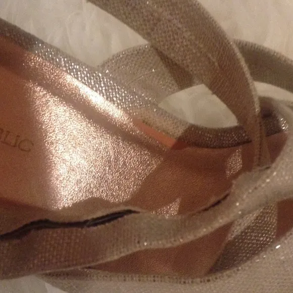 💕BANANA REPUBLIC💕 Shiny Canvas Wedge Sandals