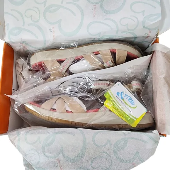 BARETRAPS Wolfe Sandals Comfort Support Sporty Slip On Grip Soles NIB Size 8 M