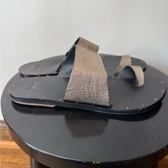 Beek Finch Toe Loop Sandals Bronze Black Leather Size 9