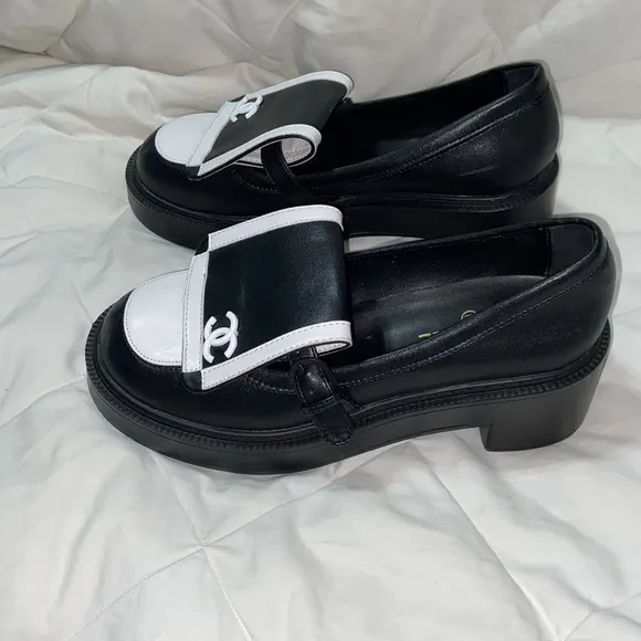 black &amp; white flap Loafers