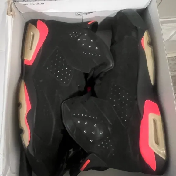 Black and Red Athletic Sneakers Retro 6 Infrared Nikes