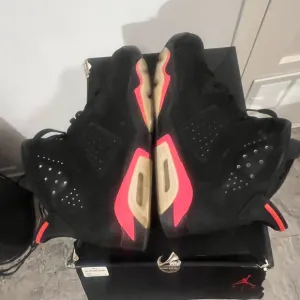 Black and Red Athletic Sneakers Retro 6 Infrared Nikes