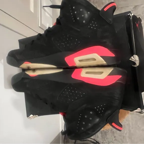 Black and Red Athletic Sneakers Retro 6 Infrared Nikes