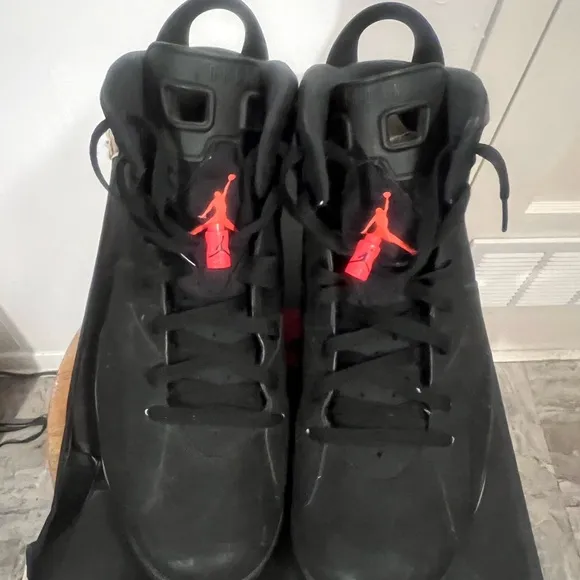 Black and Red Athletic Sneakers Retro 6 Infrared Nikes
