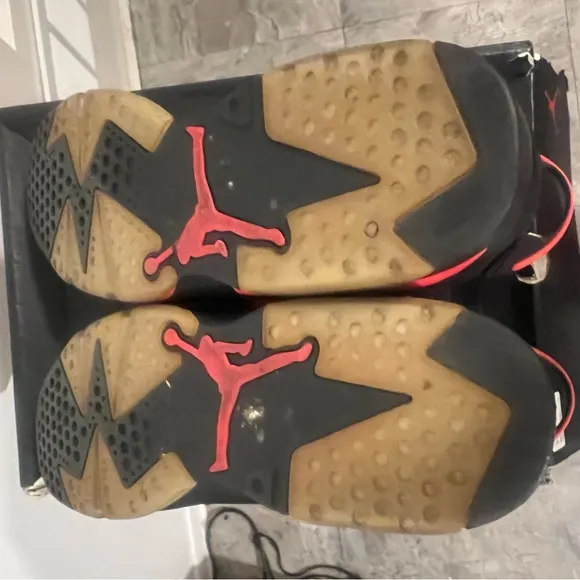 Black and Red Athletic Sneakers Retro 6 Infrared Nikes