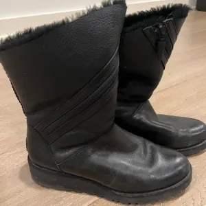 Black Leather UGG Boots with Angle Zipper and Black Shearling Lining size 7.5