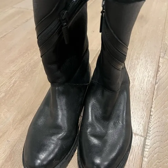 Black Leather UGG Boots with Angle Zipper and Black Shearling Lining size 7.5
