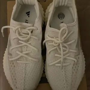 Bone Adidas Yeezy Sneakers