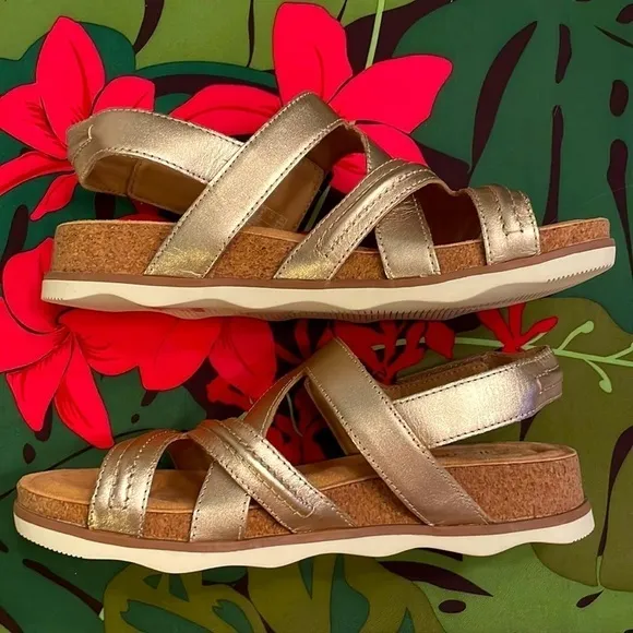 Brand New Clarks Genuine Leather Rose Gold Adjustable Brynn Step Sandals