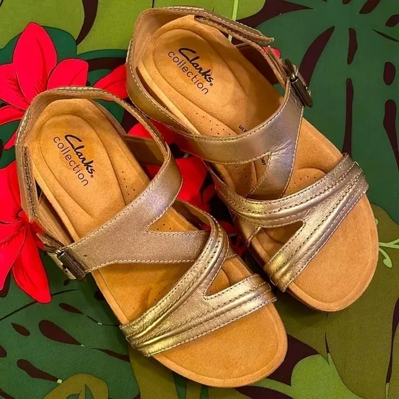 Brand New Clarks Genuine Leather Rose Gold Adjustable Brynn Step Sandals