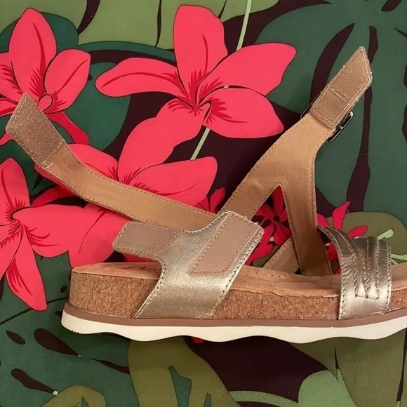 Brand New Clarks Genuine Leather Rose Gold Adjustable Brynn Step Sandals