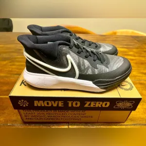 Brand new Nike Kyrie 8 Orca (PS) Size 2.5Y
