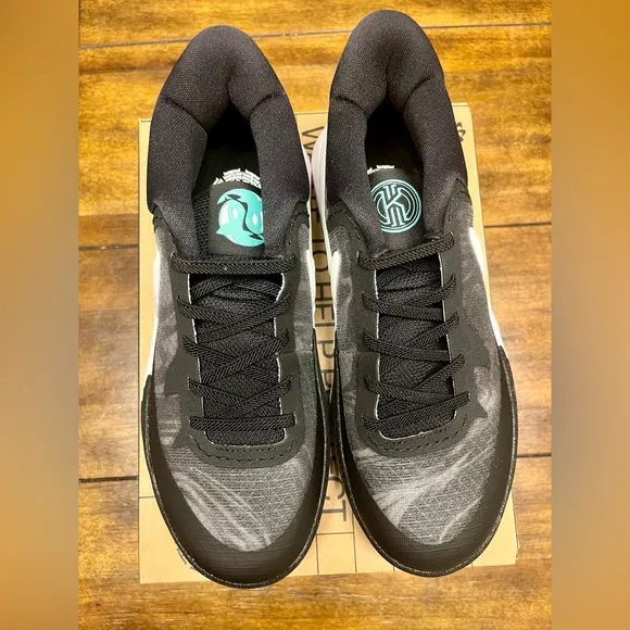 Brand new Nike Kyrie 8 Orca (PS) Size 2.5Y