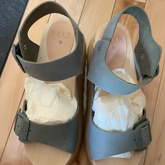 Bryr Sandals with Adjustable Straps and Cushioned Footbed Gigi Sandals in Sage