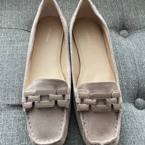 Calvin Klein &quot;Ricki&quot; Women's Square Toe Flats, size 8.5