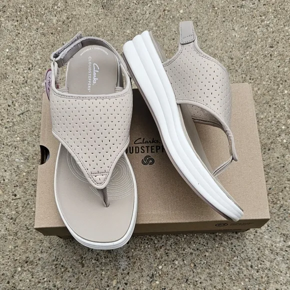 Clarks cloudsteppers cushion sandals women's size 9