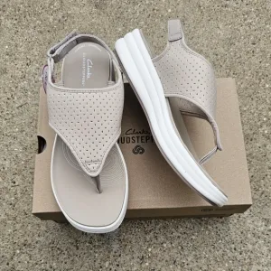 Clarks cloudsteppers cushion sandals women's size 9