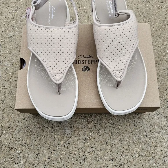 Clarks cloudsteppers cushion sandals women's size 9
