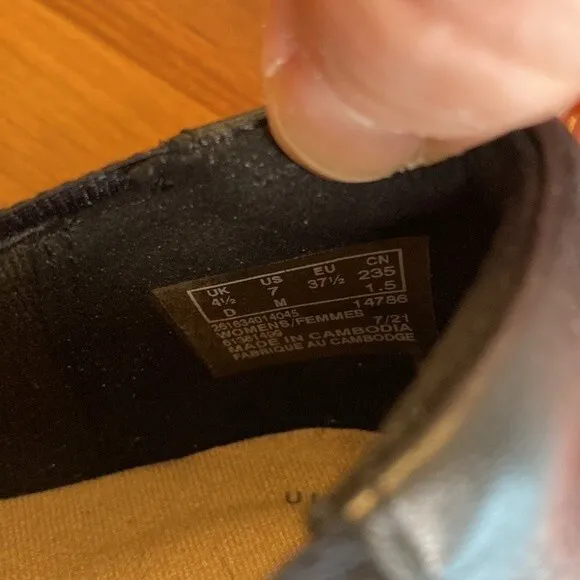 Clarks Collection Sara Bay Black Leather Ballet Flats - Size 7