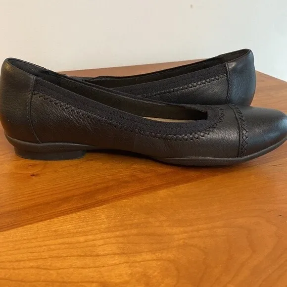 Clarks Collection Sara Bay Black Leather Ballet Flats - Size 7