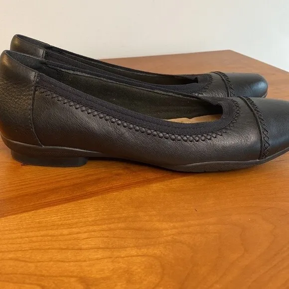Clarks Collection Sara Bay Black Leather Ballet Flats - Size 7