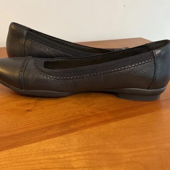 Clarks Collection Sara Bay Black Leather Ballet Flats - Size 7