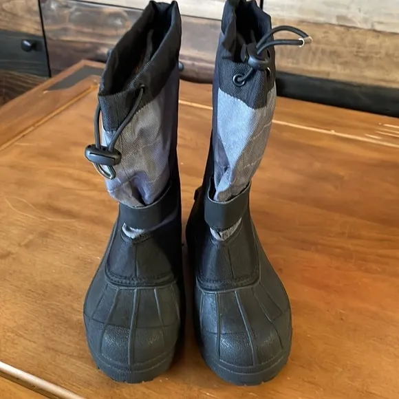 Columbia NWOT Snow Boots Size 3