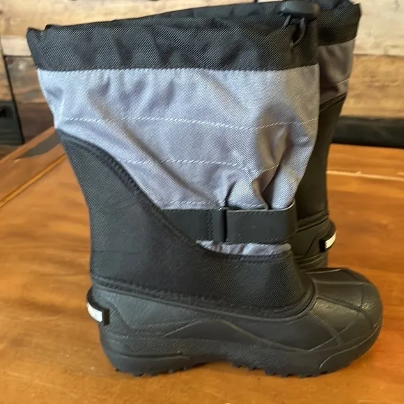Columbia NWOT Snow Boots Size 3