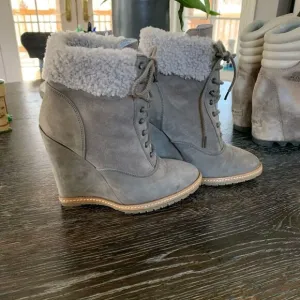 Comptoir Des Cotonniers Shearling Trimmed Gray Suede Wedge Bootie sz 37 …