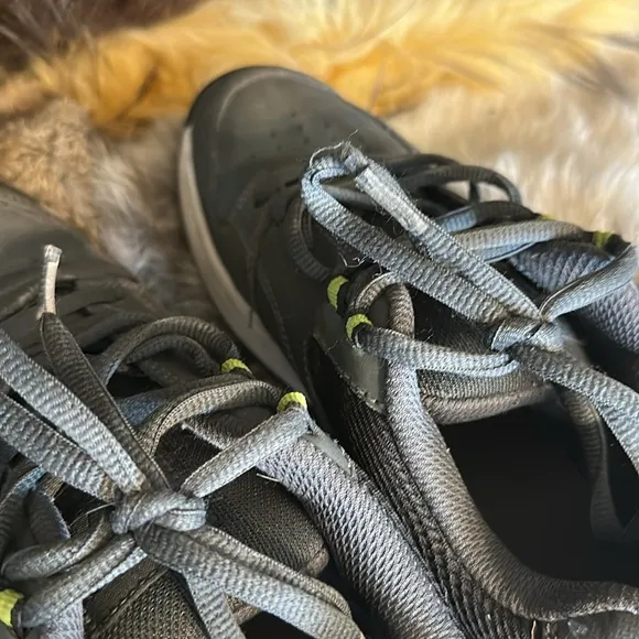 DC Gray and Green Sneakers 7.5 (6022A)