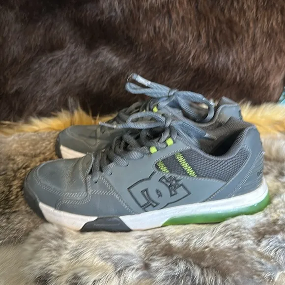 DC Gray and Green Sneakers 7.5 (6022A)