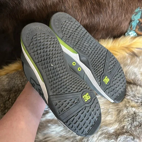 DC Gray and Green Sneakers 7.5 (6022A)