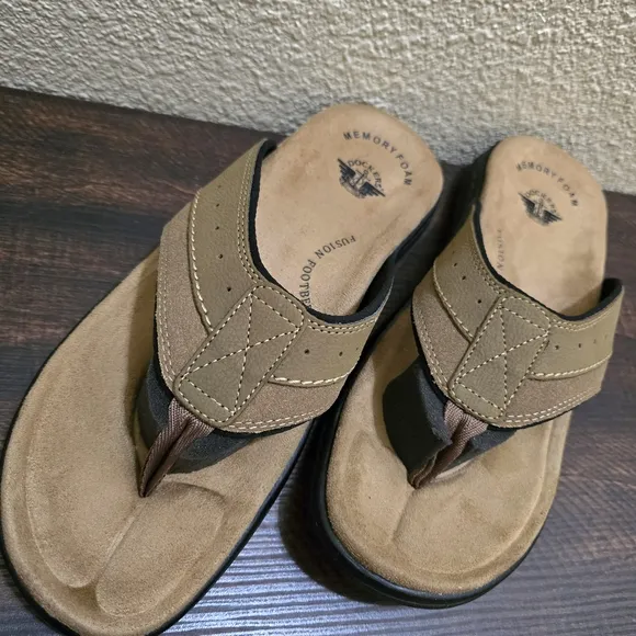 Dockers Mens Laguna Memory Foam Dark Tan Flip Flop Sandals NWT Size 12