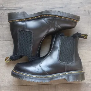 DR. MARTENS AIRWAIR BLACK LEATHER SHEARLING TRIM BOOTS WOMANS 10/42