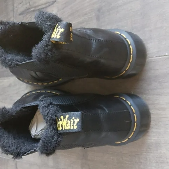 DR. MARTENS AIRWAIR BLACK LEATHER SHEARLING TRIM BOOTS WOMANS 10/42