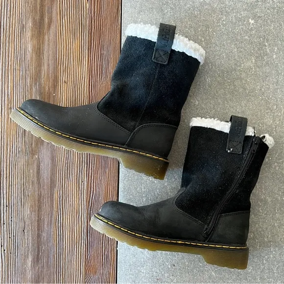 DR. MARTENS Girls Fur Lined Shearling Leather Boots size 2
