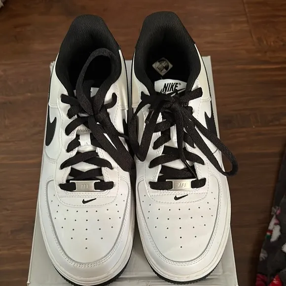 EUC Nike Air Force 1 White and Black Sneakers Youth Size 7